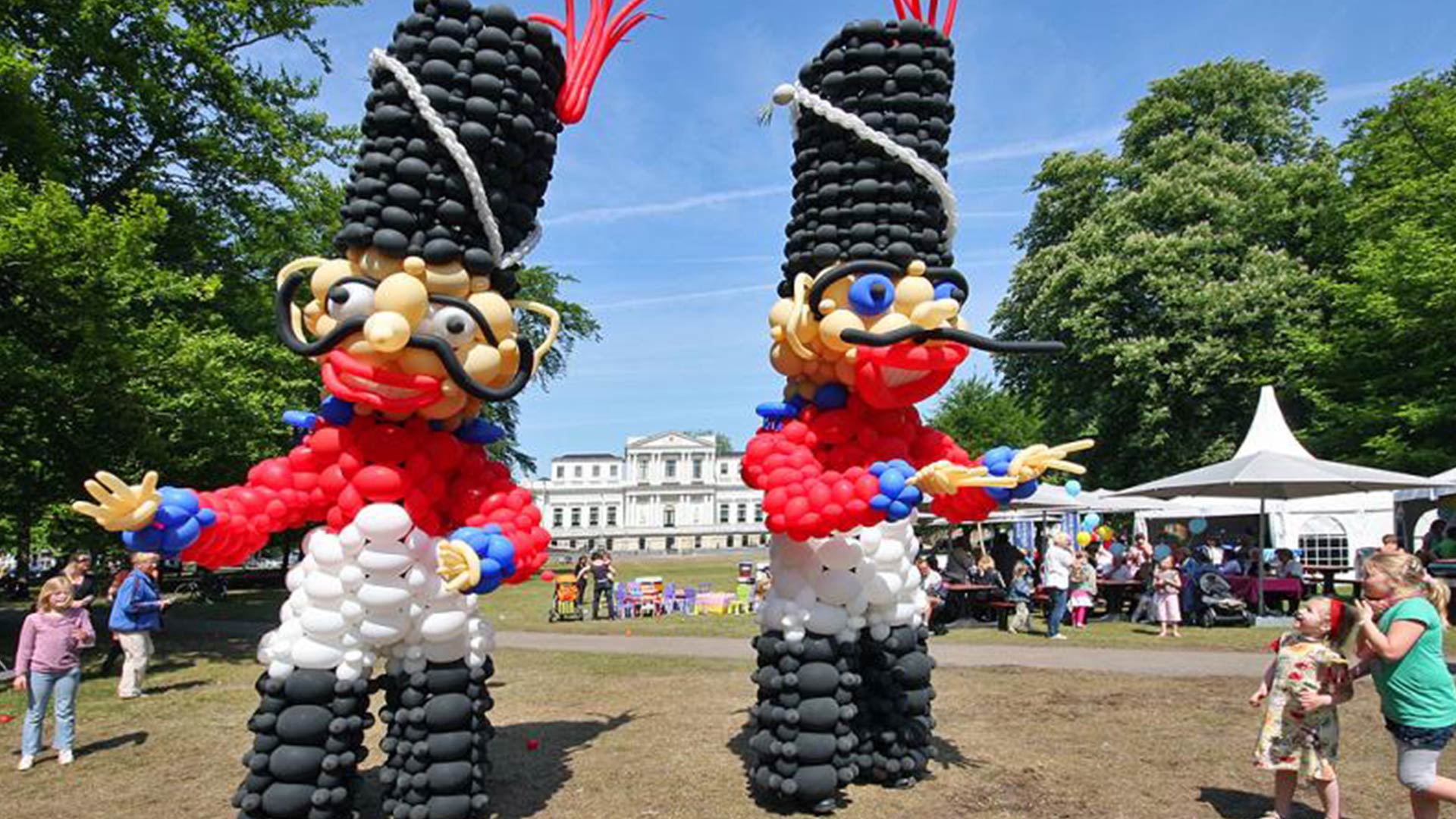 Ballonacts voor straattheater en steltentheater