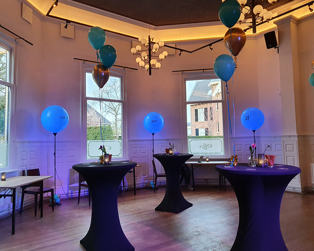 Ballondecoratie voor bedrijfsopeningen die direct zichtbaar is