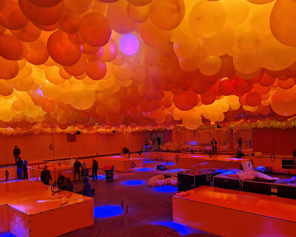 Balloninstallaties die helpen om publiek te trekken