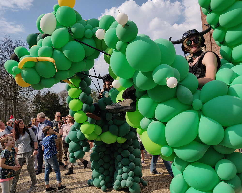 Balloon Giants, Ballonzwanen en andere mobiele acts